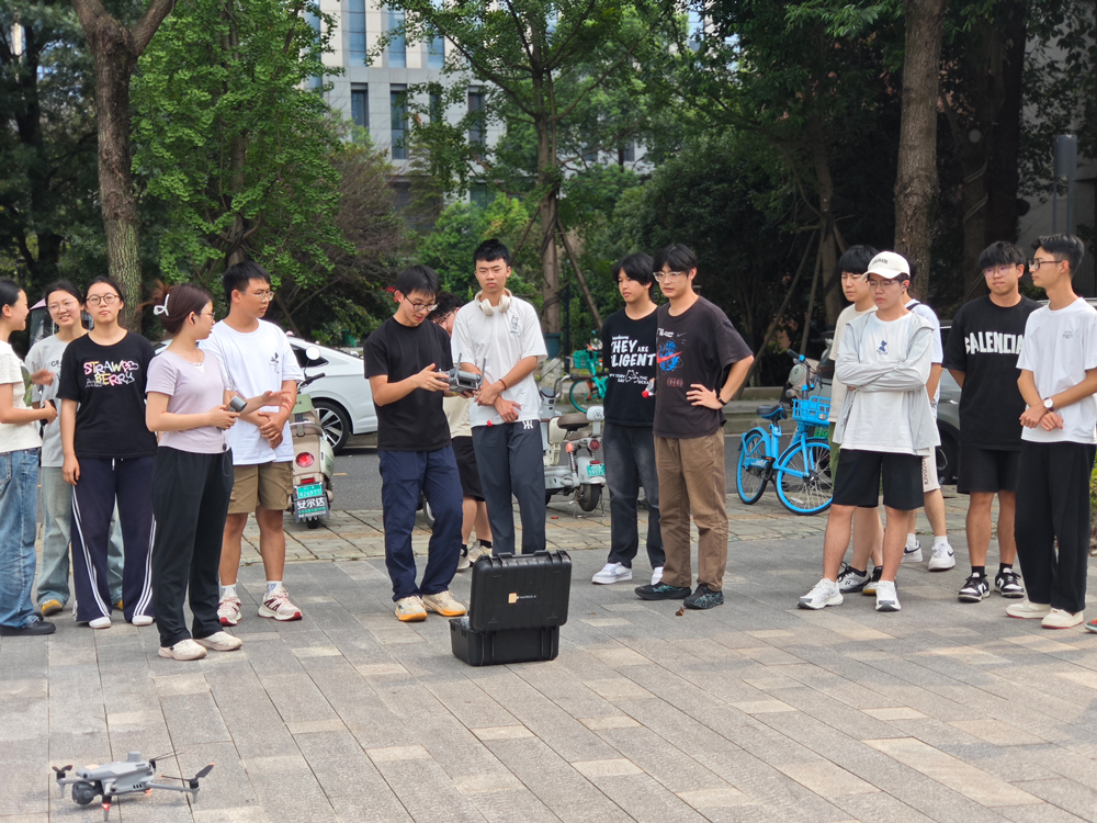 学生飞行实操演练 学生飞行实操演练